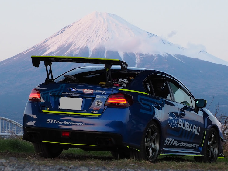 WRX STIの蛍光イエロー・WRX・富士山・新幹線とコラボ・AMBITIOUS JAPAN!に関するカスタム事例の投稿画像2枚目