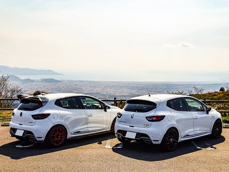ルーテシアのLatin.Cars.Union・繋がろうルーテシアオーナー・イタフラカーニバル・箱根・ルノー祭りに関するカスタム事例の投稿画像2枚目