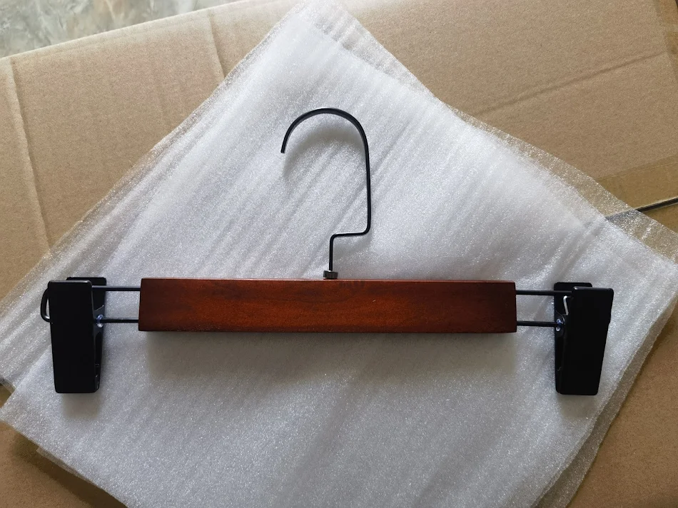 Cabideiro de Calças Retro Antiderrapante no Atacado Organize seu guarda-roupa com este cabide para calças prático, funcional e elegante. Compre agora mesmo!
