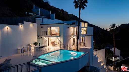 Maison avec piscine et jardin 1