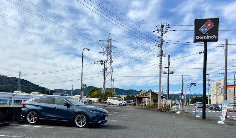ハリアーのドミノピザ・大人の車・自作サイドフラップ・自作フロントフラップ・スレートグレーメタリックに関するカスタム事例の投稿画像1枚目