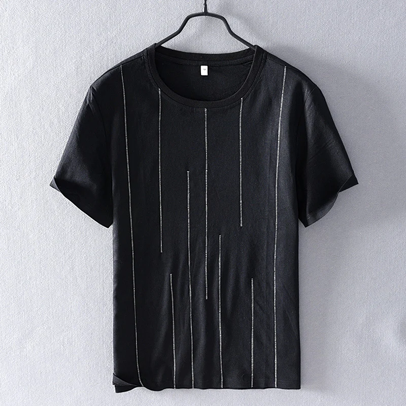 T-shirt a righe da uomo in cotone morbido. Perfetta per un look casual e confortevole. Un capo versatile e adatto a ogni occasione.