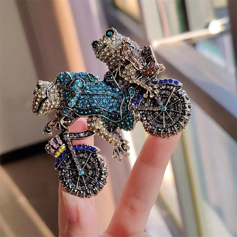 Broche de vélo vintage grenouille ornement médiéval, un accessoire original et élégant pour les amateurs de vélos et d'ambiance rétro.