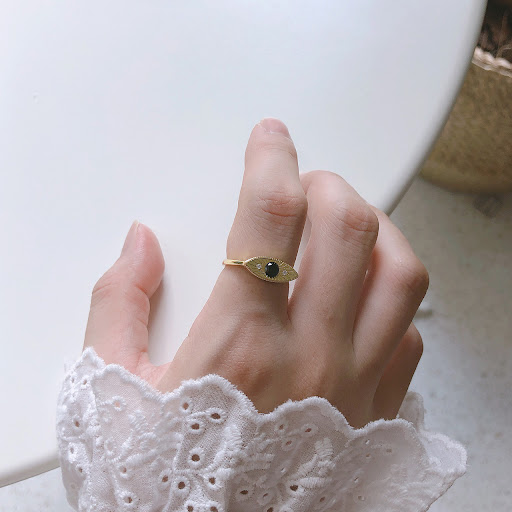 Title 6, Bague en or avec diamants noirs et argentés, un...