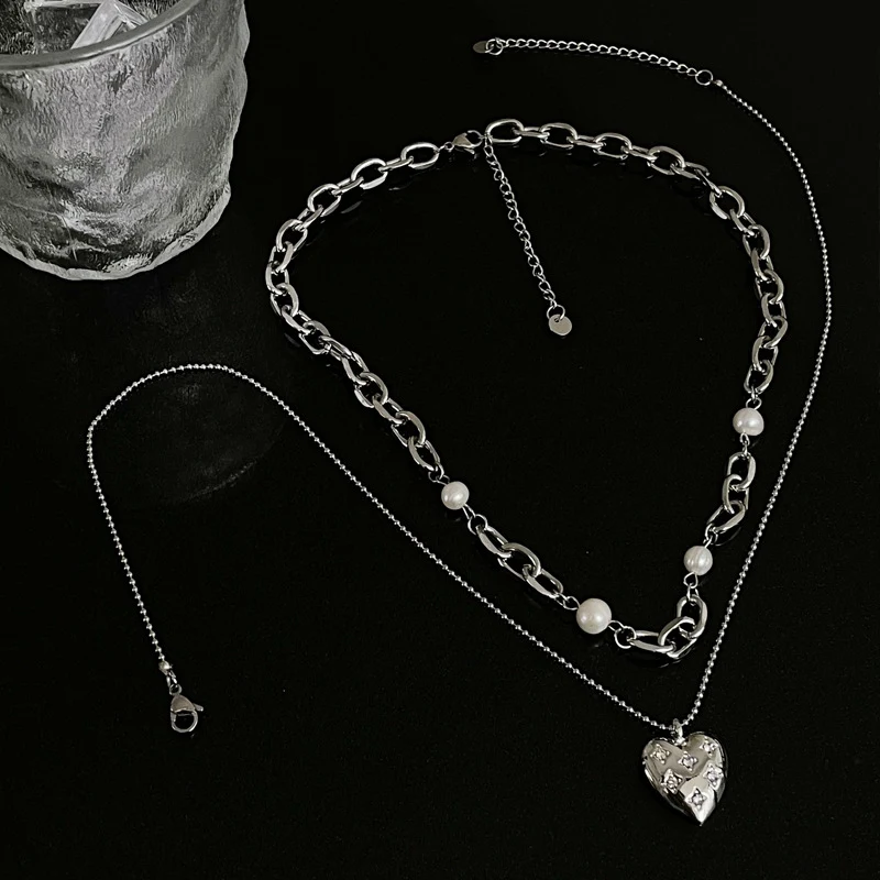 Zoete, koele, hartvormige meerdelige parelketting, perfect om je look te verfraaien en een vleugje romantiek toe te voegen.