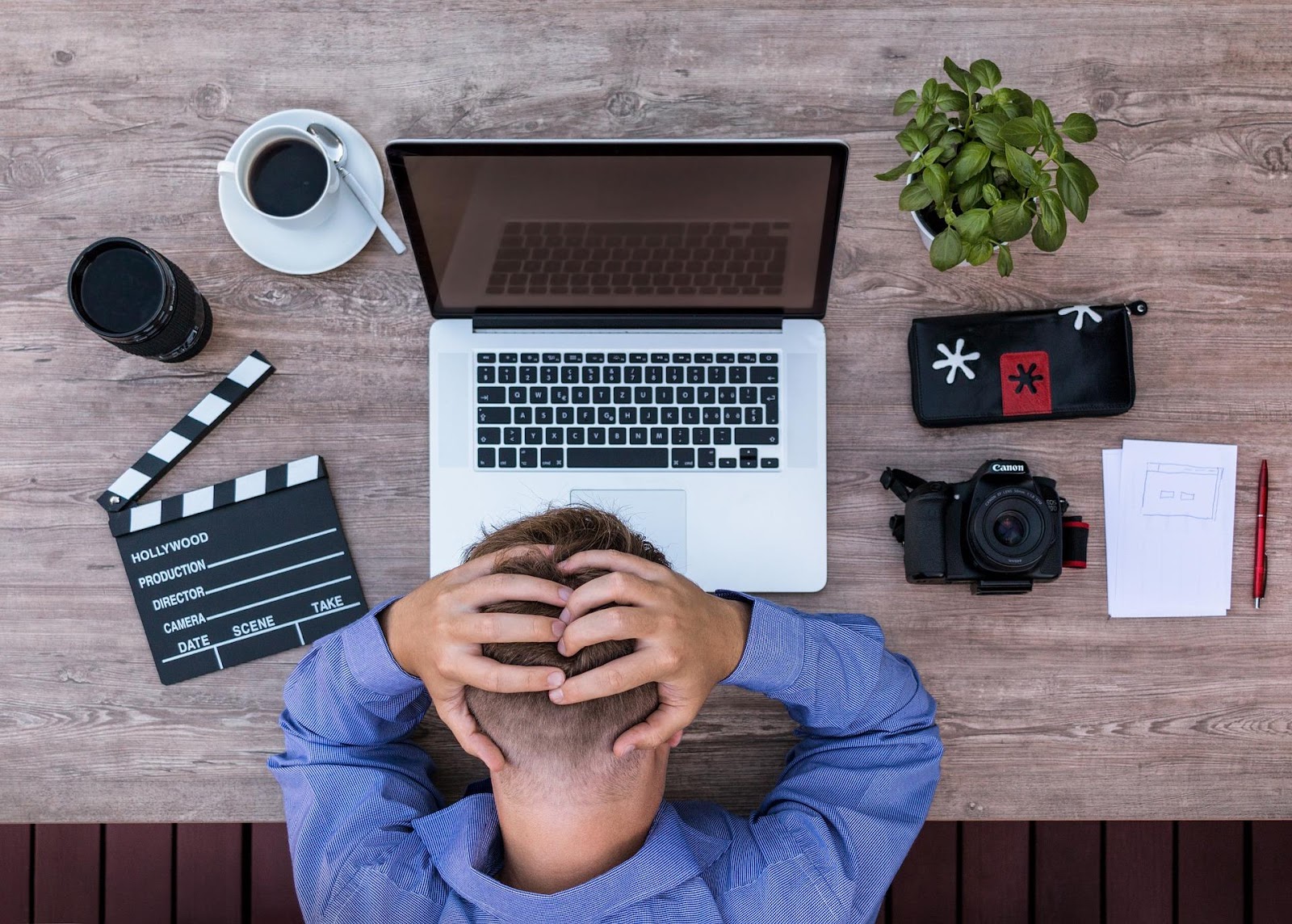 Hombre encorvado sobre laptop en frustración