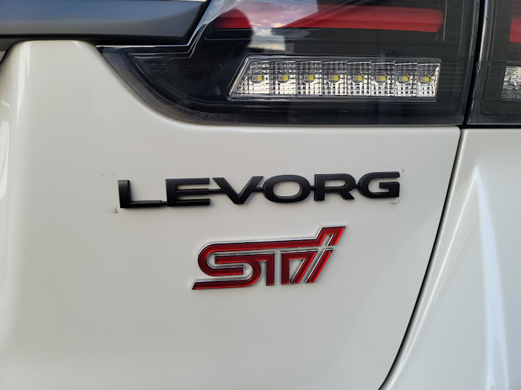 レヴォーグのVM4・レヴォーグ・DIY・エンブレム塗装・ラバースプレーに関するカスタム事例の投稿画像1枚目