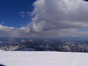 遠くで雪が降っている？