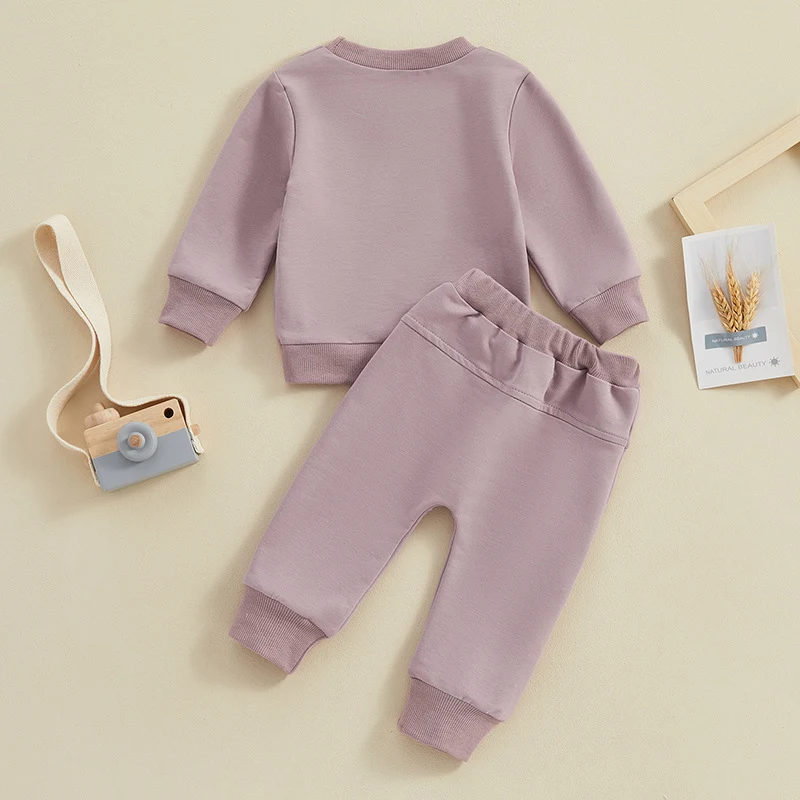Conjunto infantil dos piezas con estampado floral, jersey manga larga y pantalones pitillo. Ropa cómoda y elegante para niños.