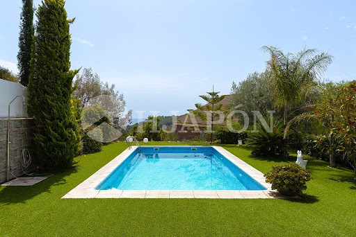 Rectangular pool in a green garden - Buy this luxury property in Alella, 5 rooms, 5 bedrooms