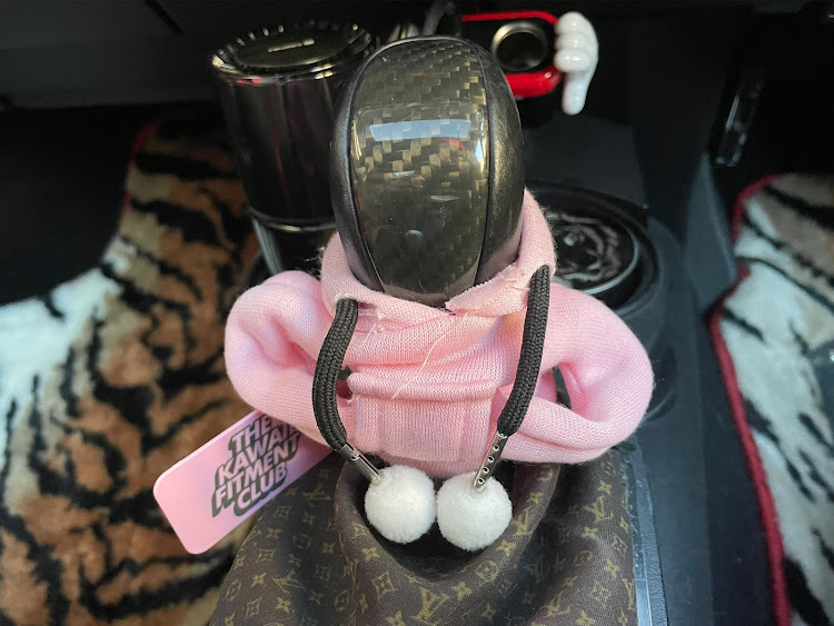 ニュービートルのピンクカラーのパーカー・ピンクカラーの結束バンド・KAWAII FITMENT.・内装をちょい変え・冬支度中に関するカスタム事例の投稿画像1枚目