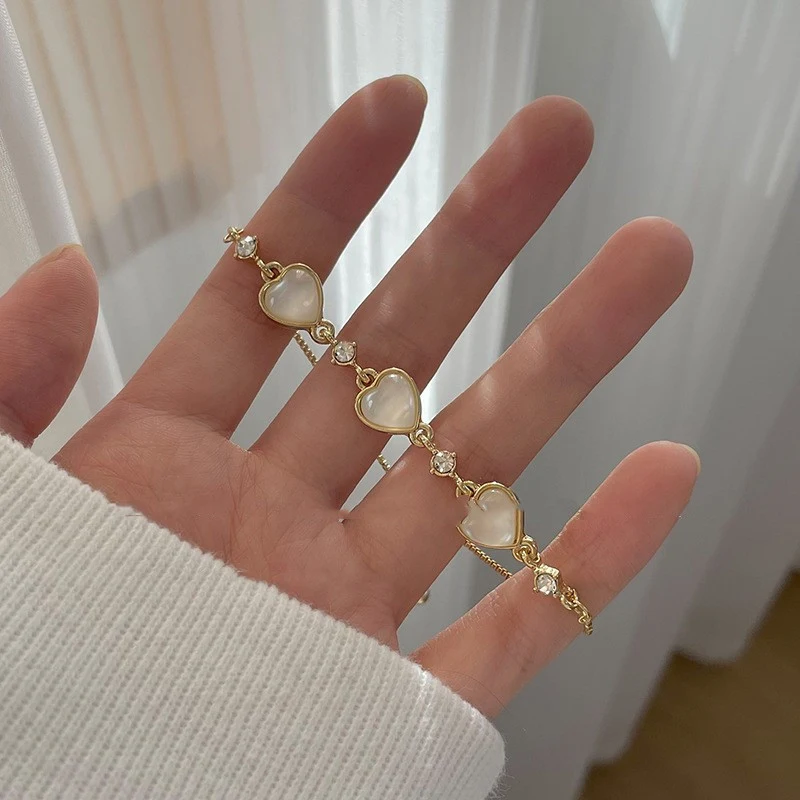 Bracelet Coeur Creux au Design Simple et Spécial Un bijou idéal pour exprimer l'amour et ajouter une touche de romantisme discrète