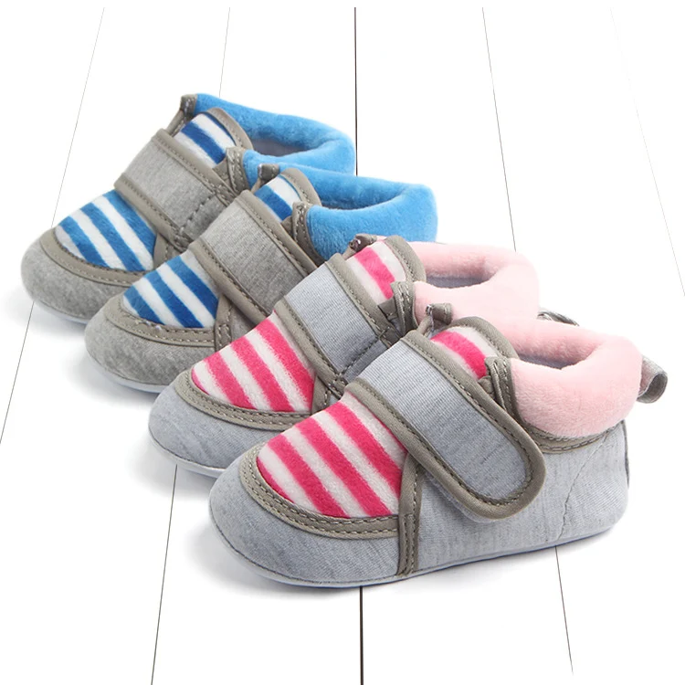 Gestreepte casual schoenen voor peuters Comfortabele en stijlvolle schoenen, ideaal om te spelen en te ontdekken.