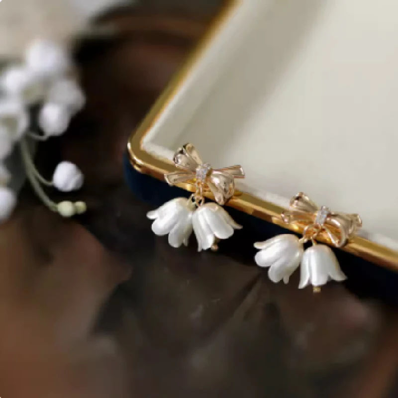 Boucles d'oreilles françaises rétro à la mode, petites et raffinées. Apportez une touche vintage et d'élégance parisienne à votre style quotidien.