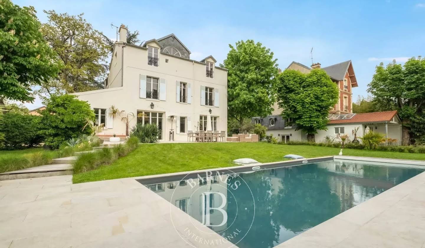 Property with pool Le Vésinet