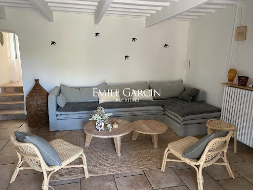 Living room with modular sofa and rattan armchairs - Luxury vacation rental property in Grignan, 8 rooms, 5 bedrooms