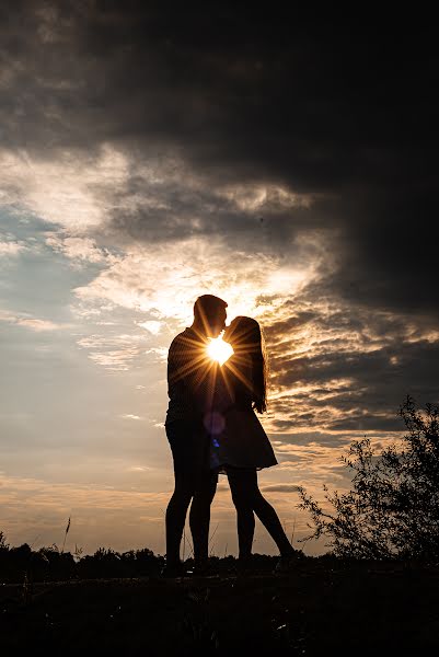 Fotógrafo de casamento Olga Kuzik (olakuzyk). Foto de 25 de março 2021