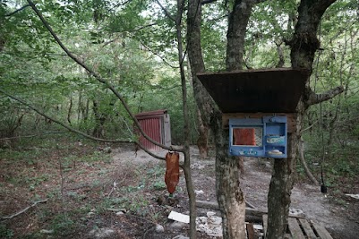 Sanitäranlagen am Fuße der Festung Ujarma. Alles da: Klo, Wasser, Seife, Spiegel.