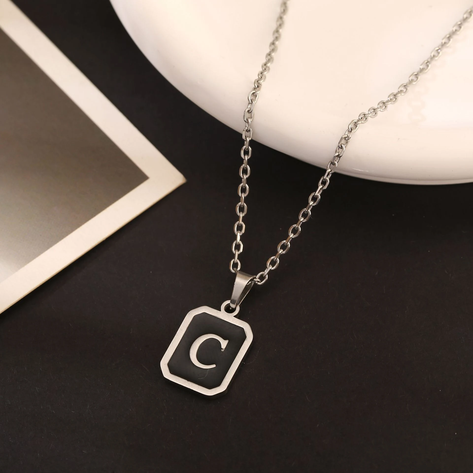 Title 8, Collier de mode avec 26 lettres anglaises en ac...
