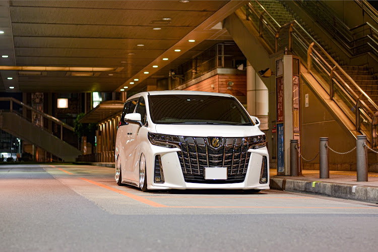 アルファードのアルファード・バイファル・豊橋駅・深夜の撮影に関するカスタム事例の投稿画像1枚目