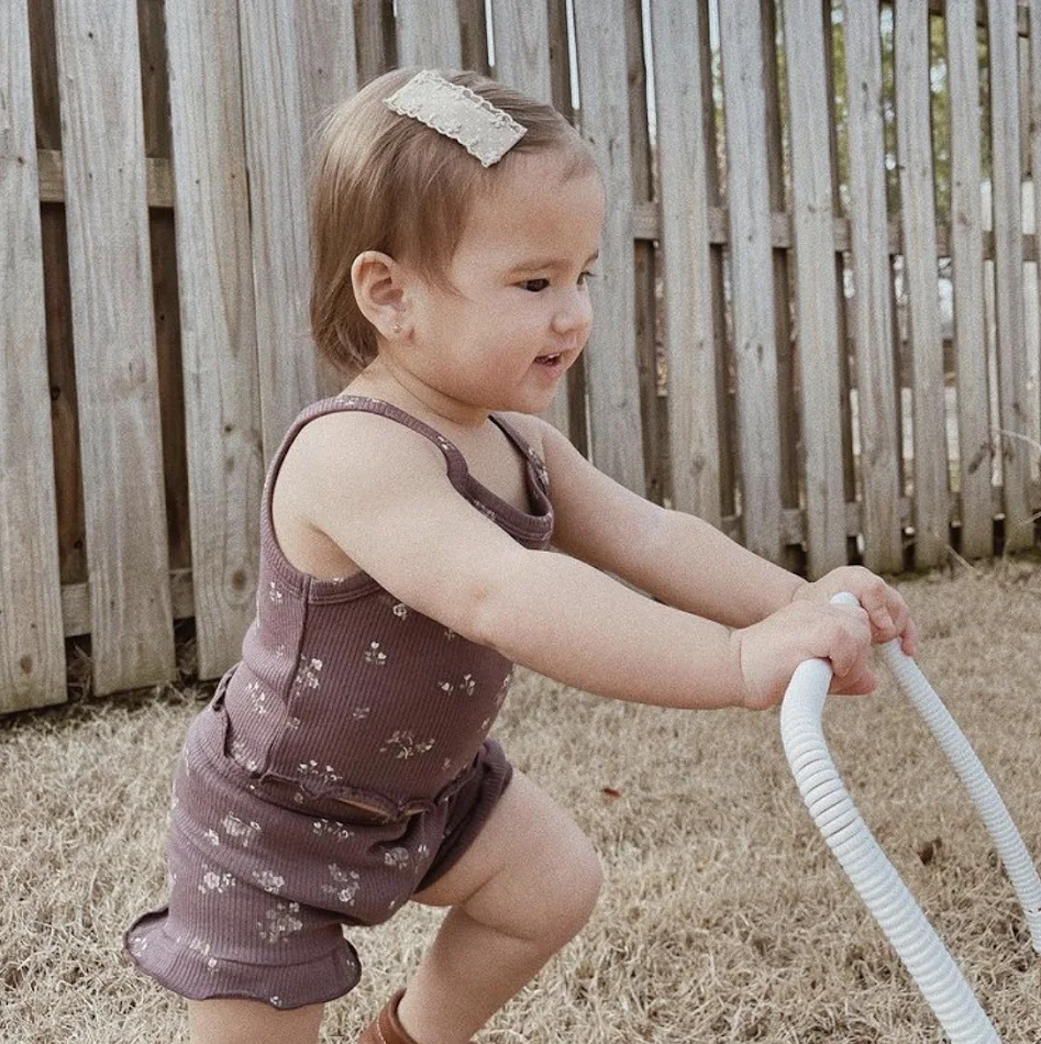 Zomer Nordic Style Meisje Bloemen Paars Baby T-shirt met Rafele Zoom Korte Mouw, comfortabel en stijlvol voor je kind.