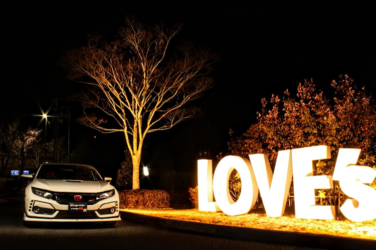 シビックタイプRの今までに所有した車でNo.1は？・ライティング撮影練習中🔰・CIVIC LOVE's・オブジェとコラボシリーズ・WBC優勝おめでとうに関するカスタム事例の投稿画像4枚目