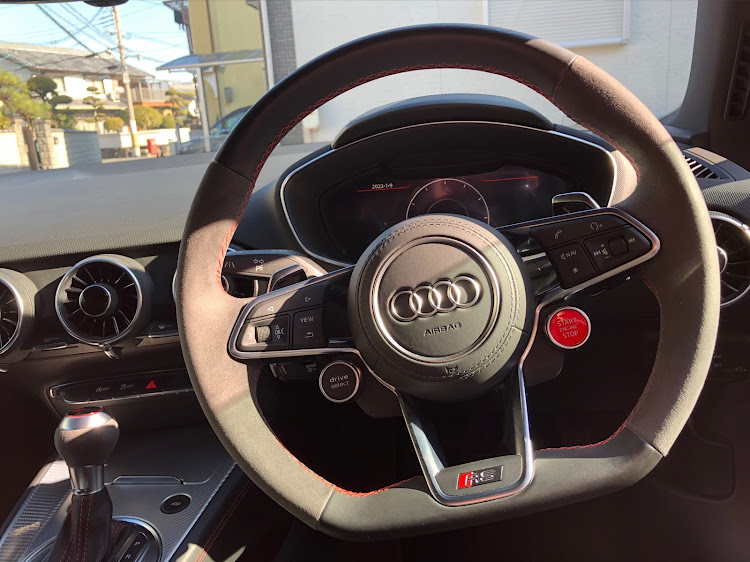 TT RS クーペのaudi・アウディ・TTRS・ステアリング・エンジンスタートボタンに関するカスタム事例の投稿画像1枚目