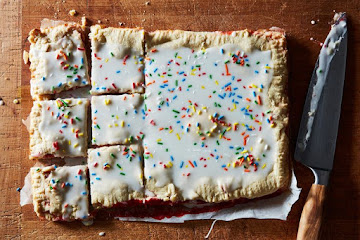 Strawberry Pop-Tart Slab Pie Dessert