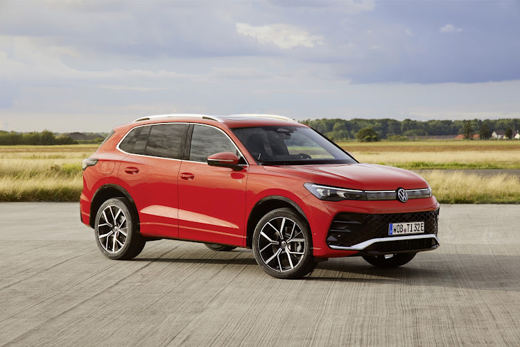 The new Tiguan adopts a more powerful front look with flat LED headlights and glass-covered horizontal strip.