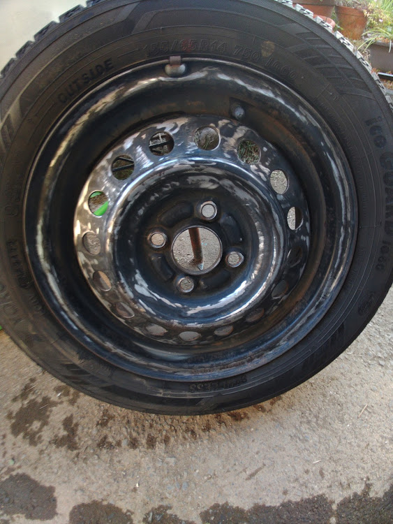 デリカミニのスタッドレスタイヤ・鉄ホイール塗装に関するカスタム事例の投稿画像2枚目