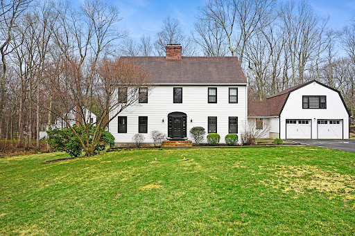 Prestige property for rent in Wilton (United States) - White house with attached garage