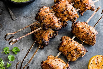 Slashed tandoori chicken with coriander chutney