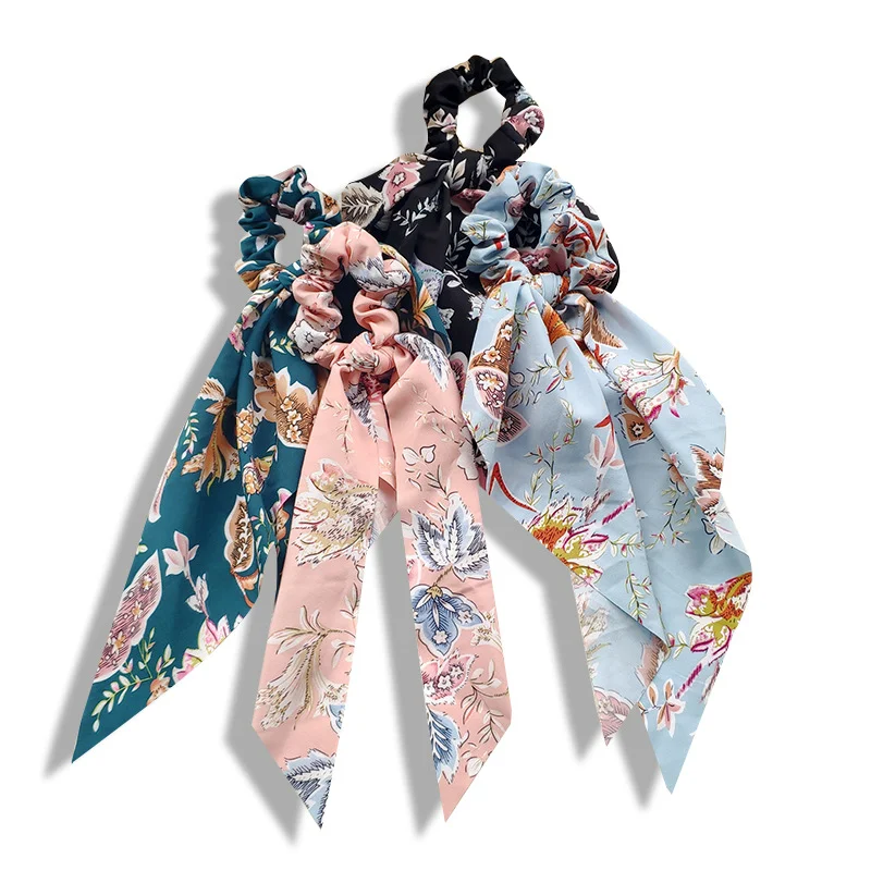 Foulard triangulaire à nouer pour cheveux, polyvalent et élégant. Idéal pour queues de cheval, tresses ou bandeaux. Parfait pour toutes occasions.