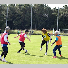 走ると反則なサッカー「ウォーキングフットボール」の大会に“野人”岡野雅行さんらも参加