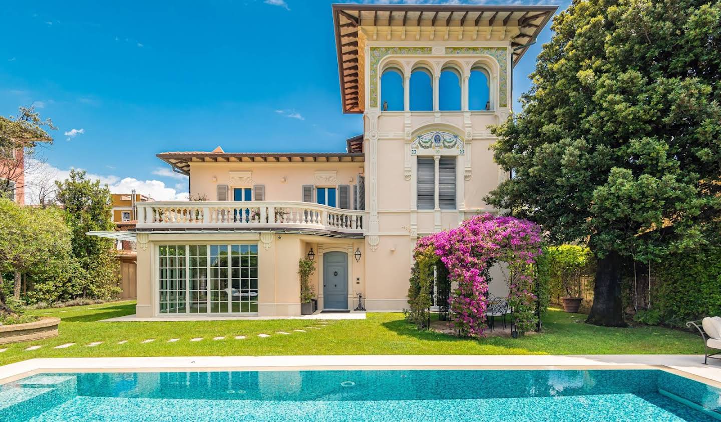 Villa with pool and terrace Pietrasanta