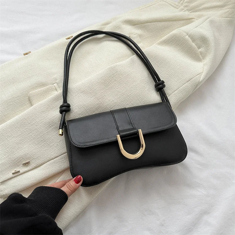 Nuova borsa a tracolla Messenger retrò con chiusura Vachette. Perfetta per portare con stile l'essenziale, comoda e alla moda.