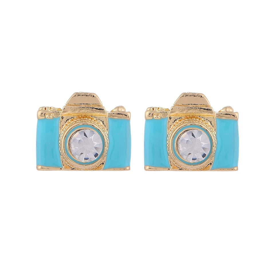 Boucles d'oreilles clous mini caméra en métal. Simplicité et élégance pour un look raffiné. Parfaites pour sublimer votre tenue et affirmer votre personnalité.