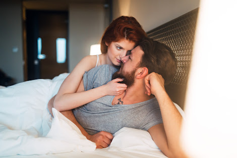 Kobieta i mężczyzna w łóżku wykonują ćwiczenia na przedwczesny wytrysk
