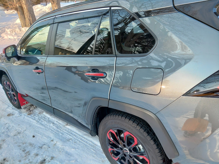 RAV4のレッドに・ドアノブ・初めて車にドライヤー当てたに関するカスタム事例の投稿画像1枚目