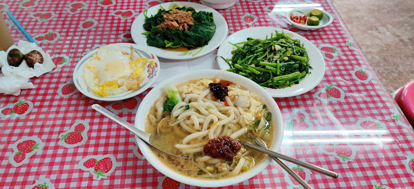 潜水教练带我来的餐厅，性价比很高，卤味没什么特别，葱油饼和锅贴都不错