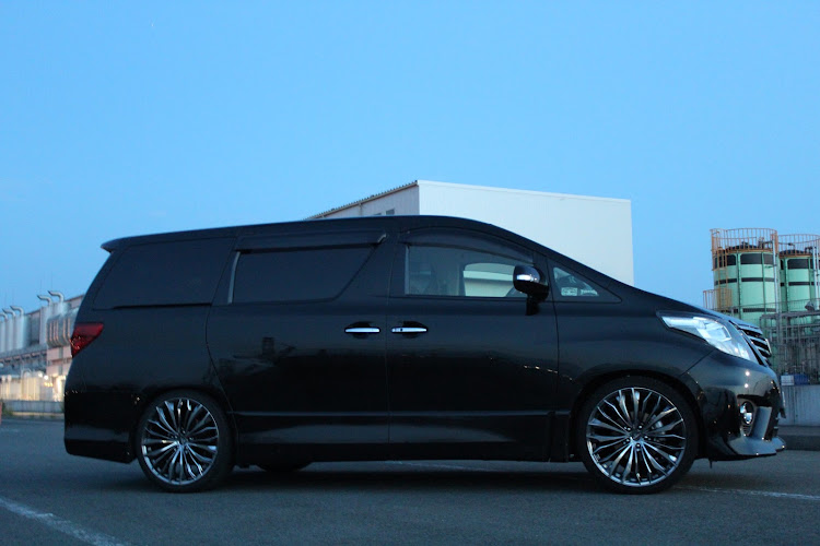 アルファードのアルファード・アルファード20後期・クレンツェ・車高調・ツライチに関するカスタム事例の投稿画像2枚目