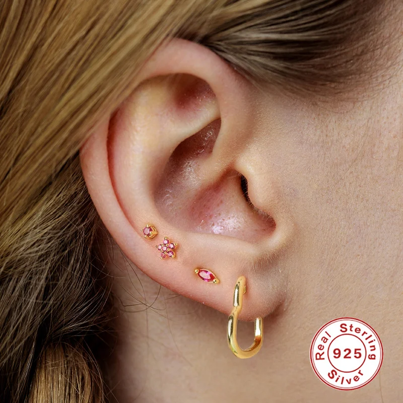 Boucles d'oreilles tendance avec diamants colorés et motif flocon de neige. Sublimez votre style et brillez avec ces magnifiques boucles.