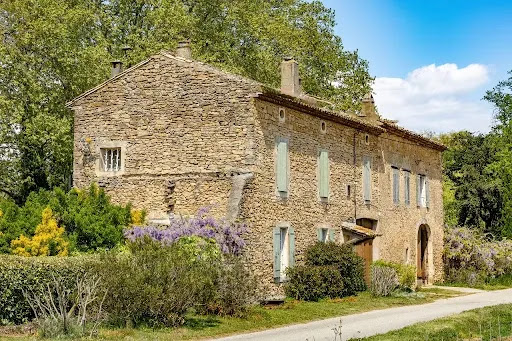 Vineyard with outbuildings 4