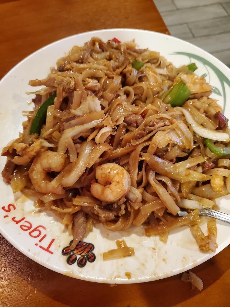 Tigers stir fry noodle w/ rice noodles