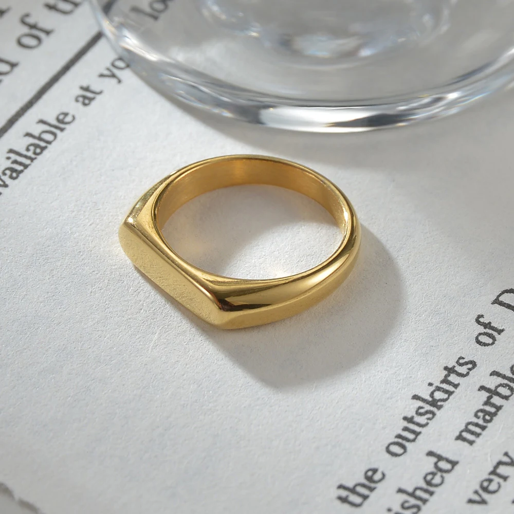Title 2, Bague populaire en acier titane pour femmes. Él...