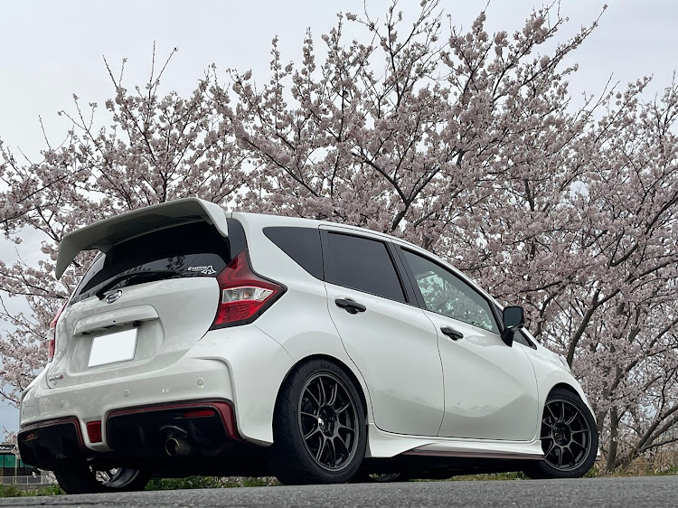 ノートeパワーのノートe-POWER NISMO S・E12ノート・桜とコラボ🌸・サクラと愛車に関するカスタム事例の投稿画像2枚目