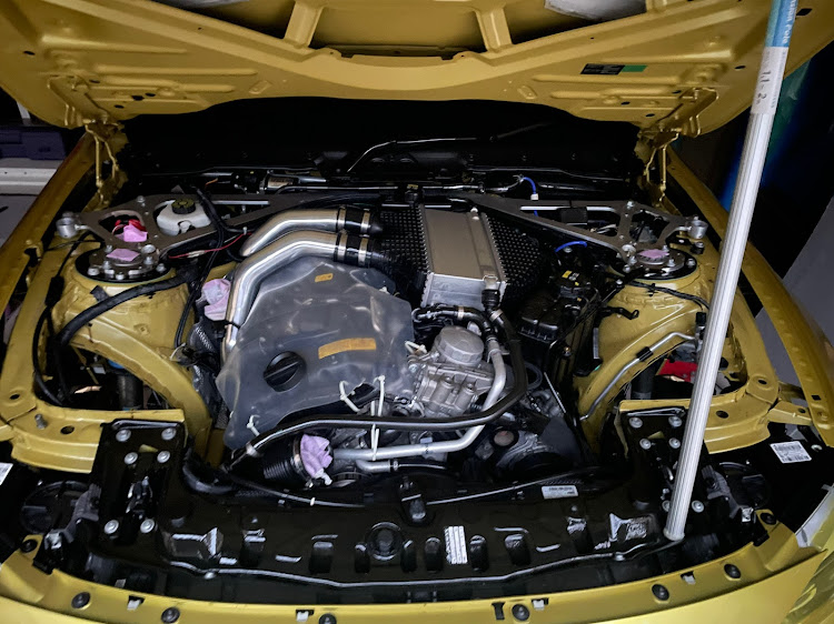 M4 クーペのf82 M4弄り・ホイールレジンコーティング・フロント簡単に外せる部分は外して掃除・エンジンルームガラスコーティング・リップアンダーカバー一体型補修に関するカスタム事例の投稿画像16枚目