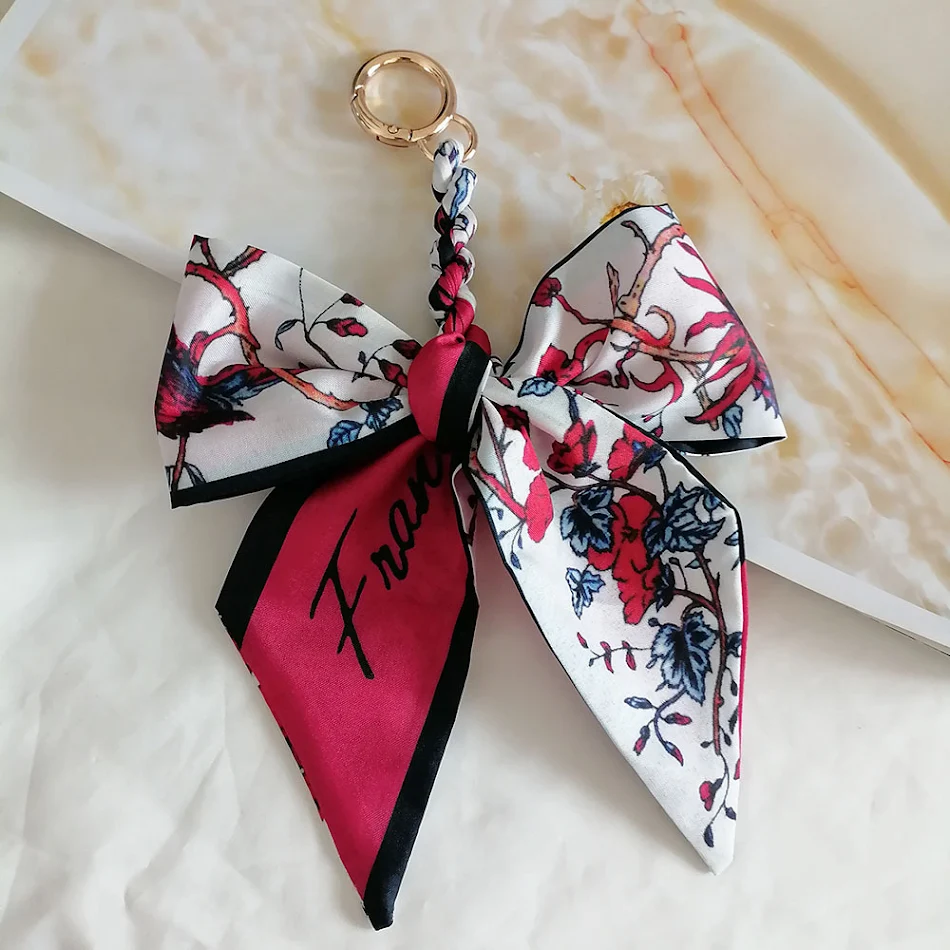 Camellia zijden sjaal strik sleutelhanger hanger, een stijlvol accessoire voor sleutels of tas, voegt een vleugje elegantie en verfijning toe.
