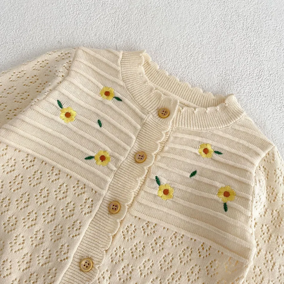 Blumenstickerei Strickjacke mit Hohlmuster und Sonnenschutz, langärmlig, leicht und luftig für sonnige Tage.