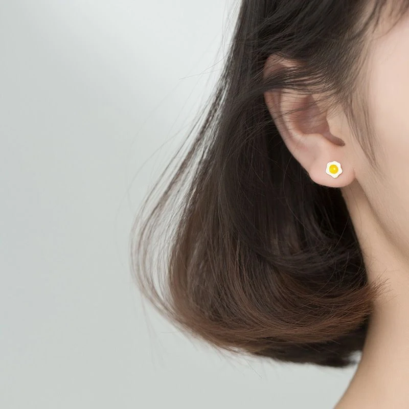 Boucles d'oreilles clous œuf poché adorables, parfaites pour une touche fun et originale à votre look quotidien. Légères et confortables à porter.
